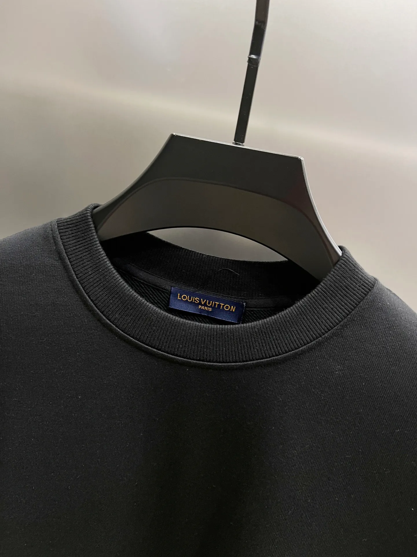 🅿️260 1v Louis* 2025 autumn and winter new style Customized double yarn fabric round neck long-sleeved sweatshirt Classic letter foam technology + three-dimensional silicone design High-end version! The same loose version for men and women S M L XL XXL five sizes color black white